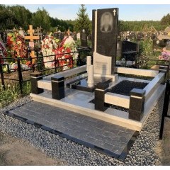 Современный многоуровневый мемориальный комплекс в комбинированном граните с архитектурным цоколем