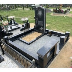 Премиальный мемориальный ансамбль с резным крестом, гранитной скамьей и комбинированным мощением