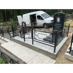 Монументальный комплекс на высоком подиуме со сплошным надгробием и кованой оградой