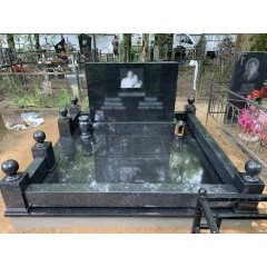 Монументальный горизонтальный мемориал «Зеркальный монолит» из черного гранита