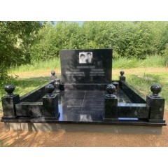 Горизонтальный мемориальный ансамбль «Абсолют» с зеркальным мощением и гранитными сферами