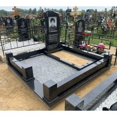 Вертикальный мемориальный комплекс с модульным зонированием и гранитным цоколем