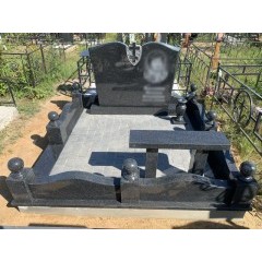 Горизонтальный мемориальный ансамбль «Зеркальная симфония» с волнообразным цоколем и гранитными сферами