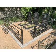 Семейный мемориальный ансамбль из трех вертикальных стел с индивидуальными цветниками