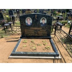 Семейный горизонтальный мемориал из текстурного гранита с мягким изгибом «Волна»