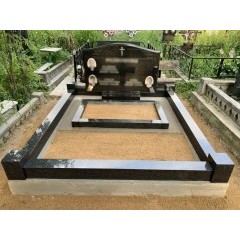 Семейный горизонтальный комплекс из черного гранита на высоком бетонном подиуме