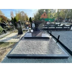 Мемориальный комплекс «Горизонт памяти» с фактурным мощением и подиумной инсталляцией