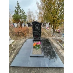 Элитный мемориальный ансамбль «Монолитный Глянец» с панорамным мощением и центральным цветником