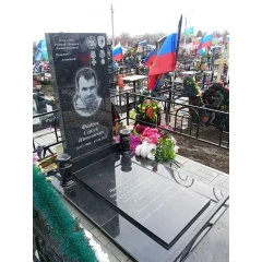 Вертикальный воинский мемориал с подиумным леджером и художественной гравировкой