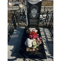 Мемориал «Светлая Драпировка» с художественной резьбой и интегрированным распятием