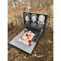 Семейный горизонтальный мемориал «Триединство» с панорамной гравировкой и ландшафтным окном