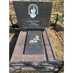 Мемориальный комплекс «Горизонтальный Монолит» с комбинированным подиумом и художественным леджером
